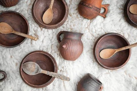 Ceramic tableware on sheepskin . Top view Foto stock