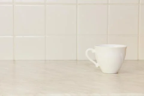 Ceramic tea cup on white kitchen table. Foto stock