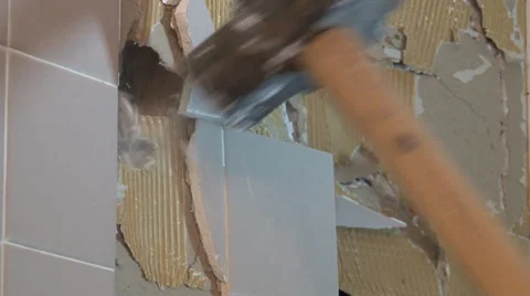 Ceramic tile breaks as sledghammer strikes shower wall Vidéo 39910554