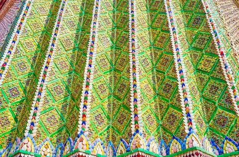 Ceramic tiles with floral patterns on the wall of Clock Tower in Grand Palace Foto stock
