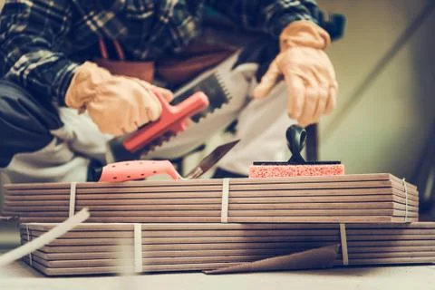 Ceramic Tiles Installer Preparing For His Work Foto stock
