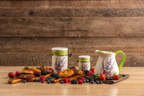 Ceramic vessels, chocolate biscuits with forest fruits Foto stock