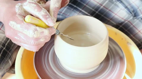 Ceramic workshop. The potter makes clay vessel. Close-up Vídeo Stock 65002521