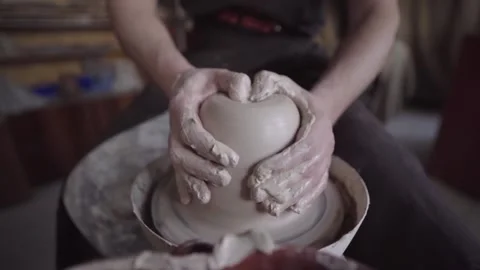 Ceramics studio. Potter at work. Clay bowl spinning on pottery wheel. 库存影片 143376965
