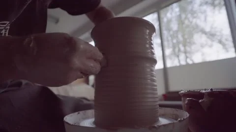 Ceramics studio. Potter at work. Clay bowl spinning on pottery wheel. 库存影片 143376968