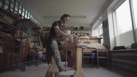 Ceramics studio. Potter at work. Clay bowl spinning on pottery wheel. Vidéo 143376971
