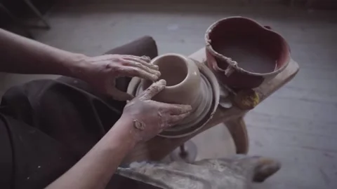 Ceramics studio. Potter at work. Clay bowl spinning on pottery wheel. 库存影片 143376972