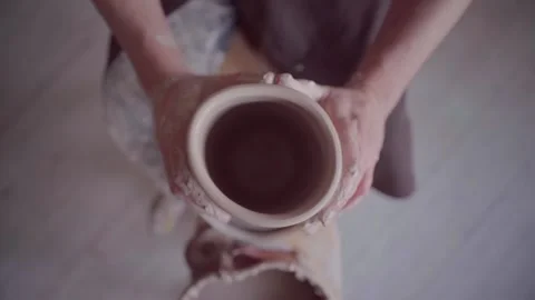 Ceramics studio. Potter at work. Clay bowl spinning on pottery wheel. 스톡 동영상 143377000