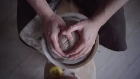 Ceramics studio. Potter at work. Clay bowl spinning on pottery wheel. Vidéo 143377005