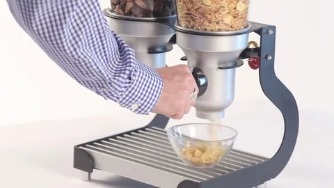 Cereal dispenser pour Stock Footage 77675832
