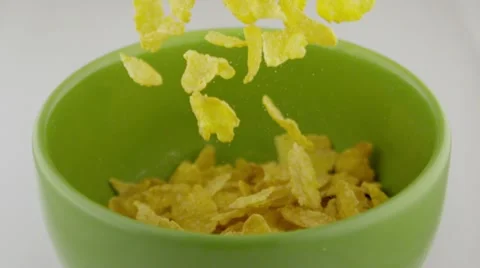 Cereal flake falling in to a bowl Vídeos de archivo 12506471