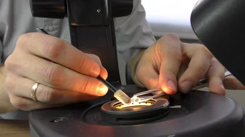 A certified gemologist analyzes diamond under the microscope Vidéo 60400002