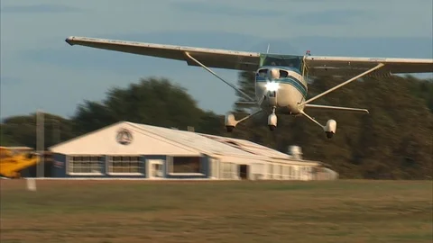 Cessna 172 Take Off Grass Strip Vídeo Stock 79865770