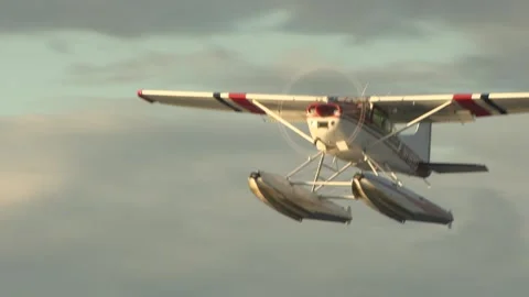 Cessna 185 Float Plane Takes off from Lake Spenard in Anchorage, Alaska Видео 143991683