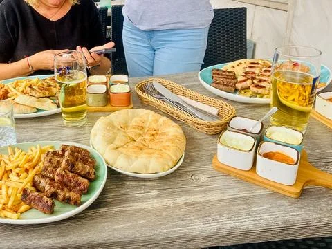 Ćevapi Served on Restaurant Table 库存照片