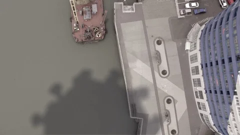 CGI animated Virus covid19 flying over the city 動画素材 127622905