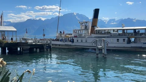CGN ferry arriving and docking with crew in Montreux Lake Geneva Stockbeeldmateriaal 333492365