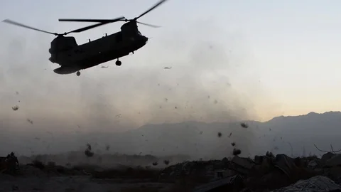 CH-47 Chinook creating dust and debris storm while hovering in Afghanistan 動画素材 100753500