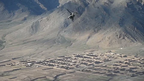  CH-47 Chinook flies through mountains of Afghanistan Видео 87318651