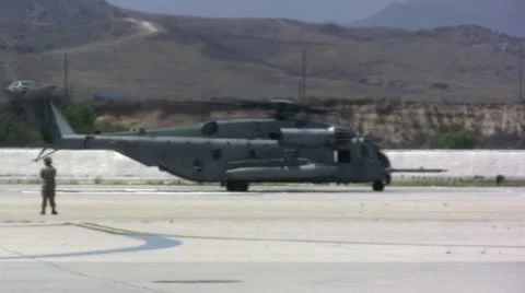 CH-53 Chopper Ready for Takeoff 库存影片 11938662