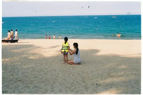 Chị em đi chơi biển - Sisters on the beach - Film Photo Stock Photos
