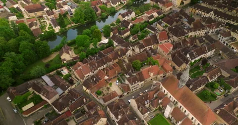 Chablis is a town and commune in the Yonne department of the Franche-Comte 库存影片 242673549