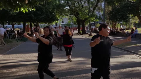 Chacarera Folk Dancers at Parque Centenario, Buenos Aires, Argentina 库存影片 325868411