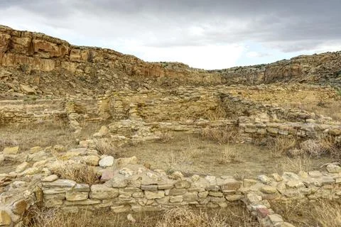 Chaco Canyon ruins with cliffs Foto stock