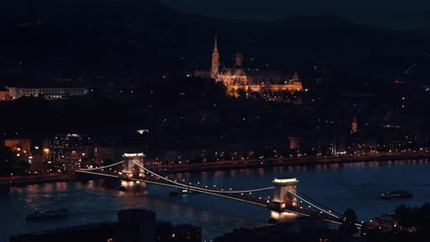 Chain bridge across Danube river 動画素材 131384067