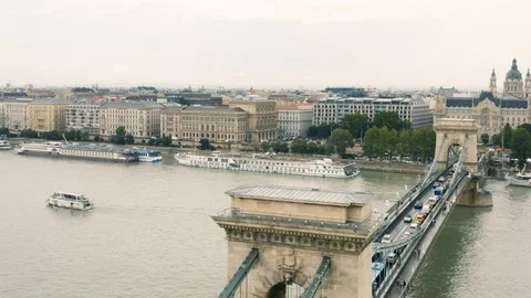 Chain Bridge and St. Stephen's Basilica in Budapest Video stock 112896711