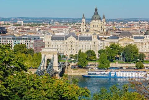  Chain Bridge, Gresham Palace, St Stephen Basilica - Budapest View of Chai... Stock-Fotos
