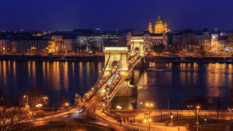Chain bridge over the Danube river at night in Budapest Stock Footage 72922951