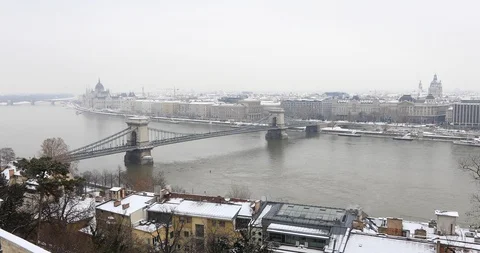 Chain Bridge over Danube river at winter in Budapest Video stock 102356722
