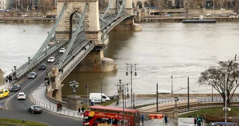 Chain Bridge over Danube river and Budapest city traffic 스톡 동영상 103484826