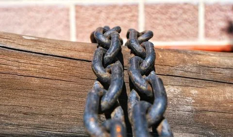 Chain. Chain on the board. Foto stock