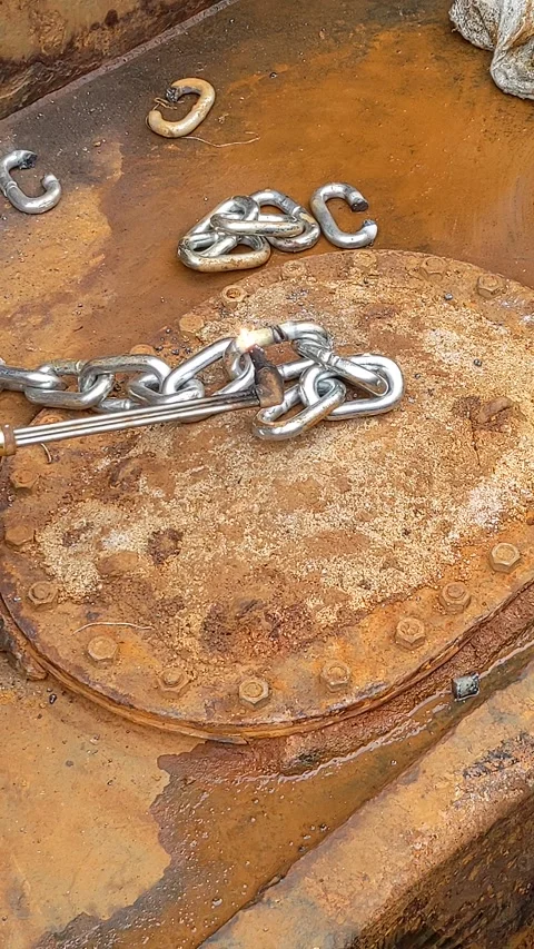 Chain cutting work on ship 库存影片 287389861