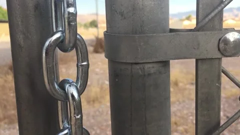 Chain on fence Vídeo Stock 134898266
