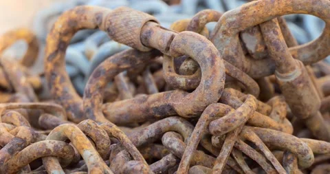 Chain. The links of the old rusty chain lie in a heap. The camera is moving. Vídeos de archivo 152063143
