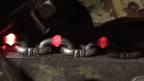 Chain links shortly after the welding phase Stockbeeldmateriaal 101379719