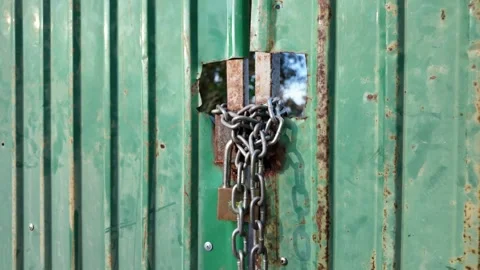 Chain lock an old gate. Vídeo Stock 294048451
