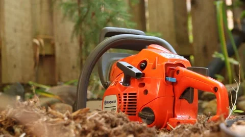 Chain saw getting started outdoors Vídeo Stock 66077370