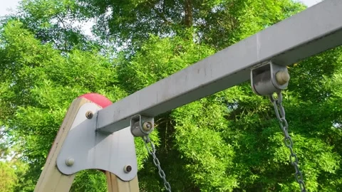 Chain of the swinging swing, close-up 库存影片 336381677