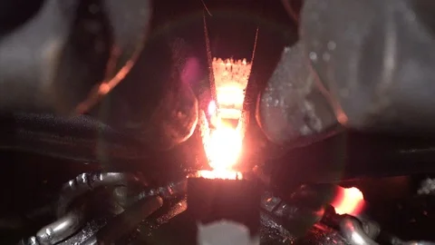 Chain welding machine in operation Stockbeeldmateriaal 101368067