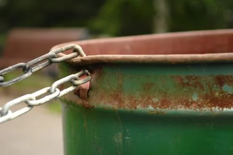Chained Rusty Garbage Can Foto stock