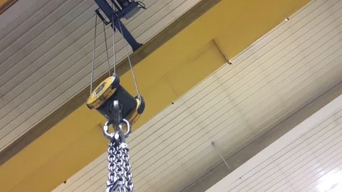 Chains and Hook Hanging and Swaying Vidéo 82213473