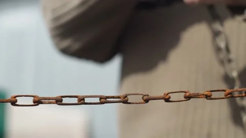 Chains. The man winds the chain around his arm, out of focus. Vídeos de archivo 152143493