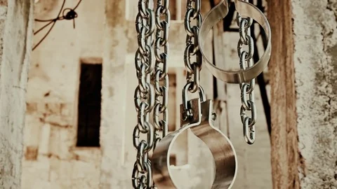 Chains with shackles hanging in an abandoned building Video stock 76107372