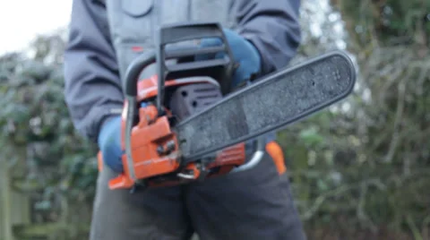 Chainsaw in action 库存影片 34235822
