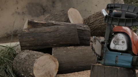 Chainsaw on the background of sawn logs. slow motion 스톡 동영상 96985371