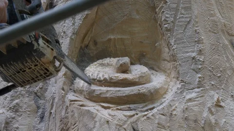 Chainsaw sculptor carves a snake - five clips with audio 4K Stock Footage 115901422